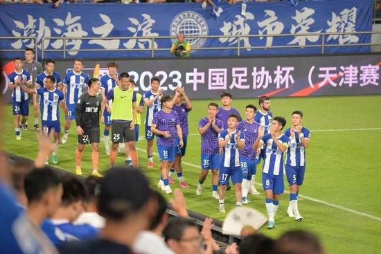 双腿被绑成m型毛笔调教
